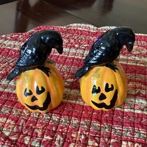 Halloween salt and pepper shakers